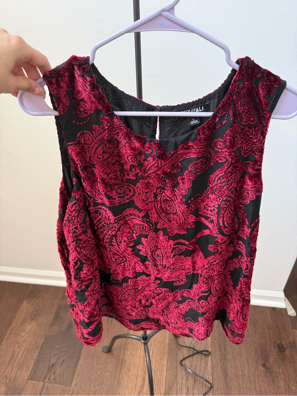 Roz & Ali Red Paisley Velvet Burnout Sleeveless Top